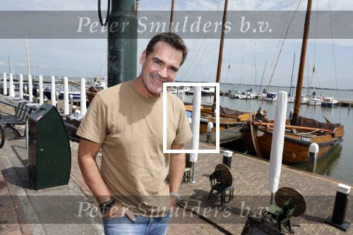Volendam 30 juni 2022
CD presentatie bij Lotje van Edwin v Hoevelaak en zijn vriendin Natasja Poels . jan Keizer reikte de eerste cd uit. Jeroen v d Boom