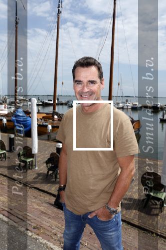 Volendam 30 juni 2022
CD presentatie bij Lotje van Edwin v Hoevelaak en zijn vriendin Natasja Poels . jan Keizer reikte de eerste cd uit. Jeroen v d Boom