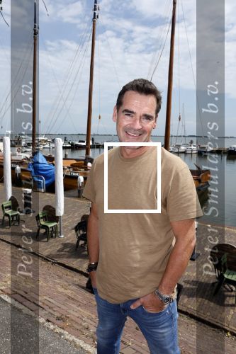 Volendam 30 juni 2022
CD presentatie bij Lotje van Edwin v Hoevelaak en zijn vriendin Natasja Poels . jan Keizer reikte de eerste cd uit. Jeroen v d Boom