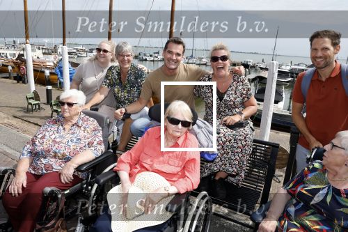 Volendam 30 juni 2022
CD presentatie bij Lotje van Edwin v Hoevelaak en zijn vriendin Natasja Poels . jan Keizer reikte de eerste cd uit. Jeroen v d Boom met fans