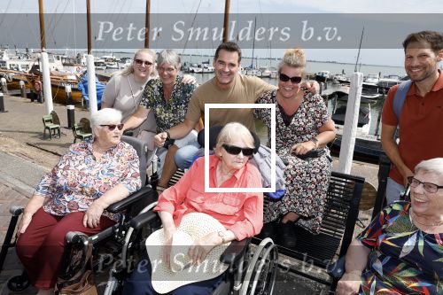 Volendam 30 juni 2022
CD presentatie bij Lotje van Edwin v Hoevelaak en zijn vriendin Natasja Poels . jan Keizer reikte de eerste cd uit. Jeroen v d Boom met fans