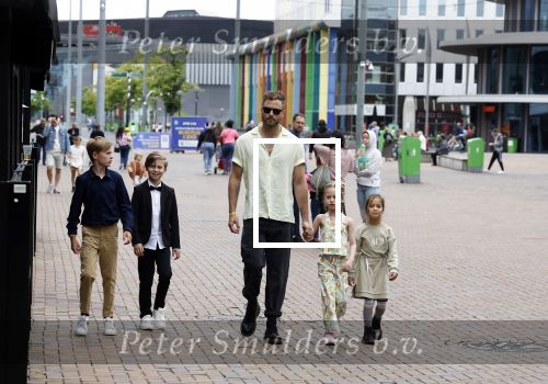 Amsterdam 3 juli 2022
Premiere de Grote slijmfilm in pathe Arena .
Jim Bakkum kwam met zijn kinderen en vriendjes