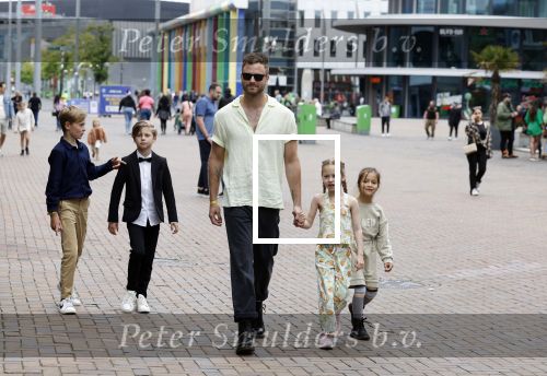 Amsterdam 3 juli 2022
Premiere de Grote slijmfilm in pathe Arena .
Jim Bakkum kwam met zijn kinderen en vriendjes