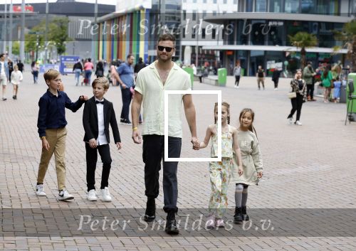 Amsterdam 3 juli 2022
Premiere de Grote slijmfilm in pathe Arena .
Jim Bakkum kwam met zijn kinderen en vriendjes