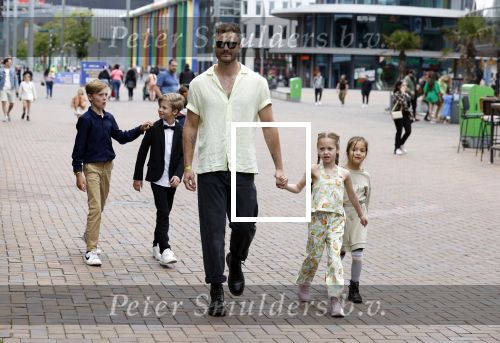 Amsterdam 3 juli 2022
Premiere de Grote slijmfilm in pathe Arena .
Jim Bakkum kwam met zijn kinderen en vriendjes