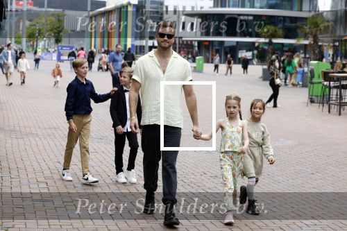 Amsterdam 3 juli 2022
Premiere de Grote slijmfilm in pathe Arena .
Jim Bakkum kwam met zijn kinderen en vriendjes