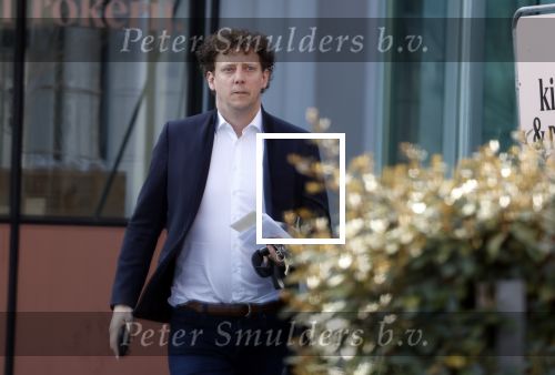 Rotterdam 25 maart 2022
John de Wolf en zijn vrouw Inge Zijdenbos trouwen in het Zalmhuis. Jochem Myjer trouwt ze.