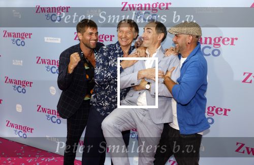 Amsterdam 25 juni 2022
Premiere zwanger en Co in Tuschinski . Johan Nijenhuis met Manuel Broekman Matteo v d Grijn en Thom Hoffman