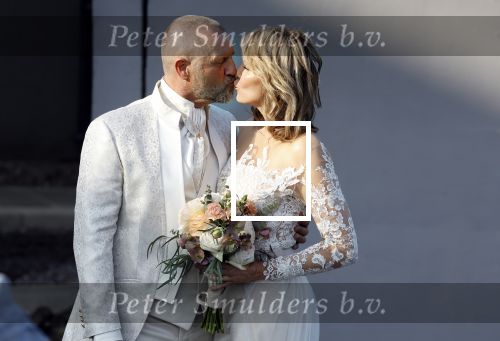 Rotterdam 25 maart 2022
John de Wolf en zijn vrouw Inge Zijdenbos trouwen in het Zalmhuis. Jochem Myjer trouwt ze.