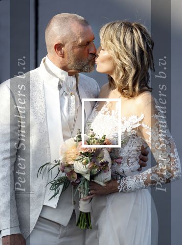 Rotterdam 25 maart 2022
John de Wolf en zijn vrouw Inge Zijdenbos trouwen in het Zalmhuis. Jochem Myjer trouwt ze.