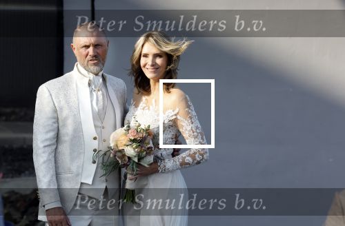 Rotterdam 25 maart 2022
John de Wolf en zijn vrouw Inge Zijdenbos trouwen in het Zalmhuis. Jochem Myjer trouwt ze.