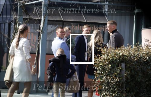 Rotterdam 25 maart 2022
John de Wolf en zijn vrouw Inge Zijdenbos trouwen in het Zalmhuis. Jochem Myjer trouwt ze.
Kinderen John de Wolf