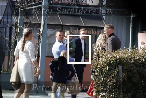 Rotterdam 25 maart 2022
John de Wolf en zijn vrouw Inge Zijdenbos trouwen in het Zalmhuis. Jochem Myjer trouwt ze.
Kinderen John de Wolf
