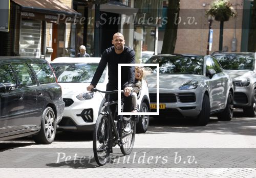Amsterdam 13 juni 2022
Johnny Heitinga met zijn dochter Rixo in Amsterdam zuid