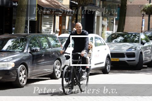Amsterdam 13 juni 2022
Johnny Heitinga met zijn dochter Rixo in Amsterdam zuid
