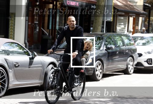 Amsterdam 13 juni 2022
Johnny Heitinga met zijn dochter Rixo in Amsterdam zuid