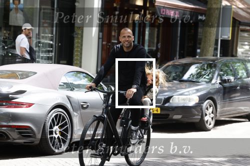 Amsterdam 13 juni 2022
Johnny Heitinga met zijn dochter Rixo in Amsterdam zuid