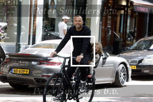 Amsterdam 13 juni 2022
Johnny Heitinga met zijn dochter Rixo in Amsterdam zuid