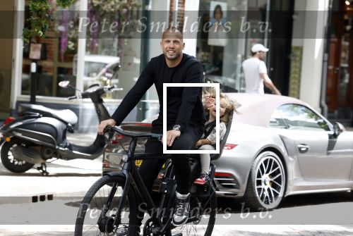 Amsterdam 13 juni 2022
Johnny Heitinga met zijn dochter Rixo in Amsterdam zuid