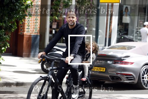 Amsterdam 13 juni 2022
Johnny Heitinga met zijn dochter Rixo in Amsterdam zuid