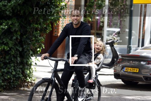 Amsterdam 13 juni 2022
Johnny Heitinga met zijn dochter Rixo in Amsterdam zuid