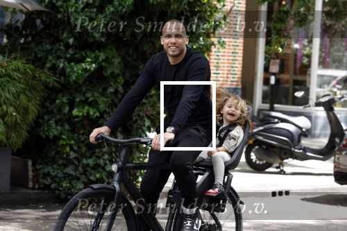 Amsterdam 13 juni 2022
Johnny Heitinga met zijn dochter Rixo in Amsterdam zuid