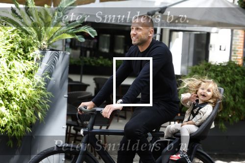 Amsterdam 13 juni 2022
Johnny Heitinga met zijn dochter Rixo in Amsterdam zuid