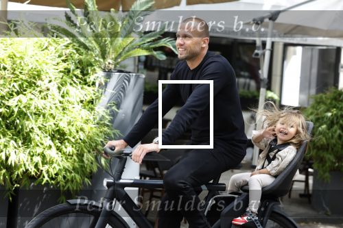 Amsterdam 13 juni 2022
Johnny Heitinga met zijn dochter Rixo in Amsterdam zuid