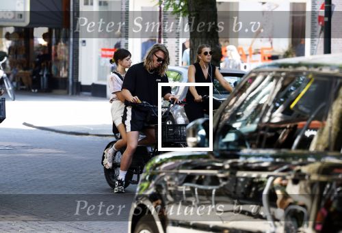 Amsterdam 18 juli 2022
Jordy Huisman met vriendin op electrische fiets