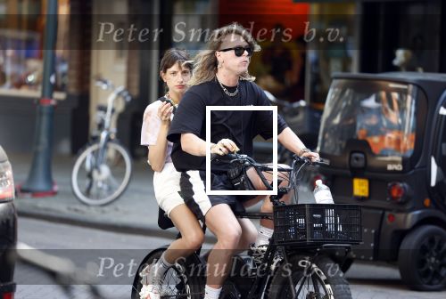 Amsterdam 18 juli 2022
Jordy Huisman met vriendin op electrische fiets