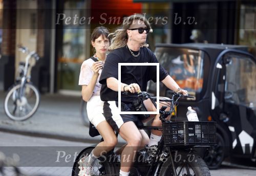 Amsterdam 18 juli 2022
Jordy Huisman met vriendin op electrische fiets