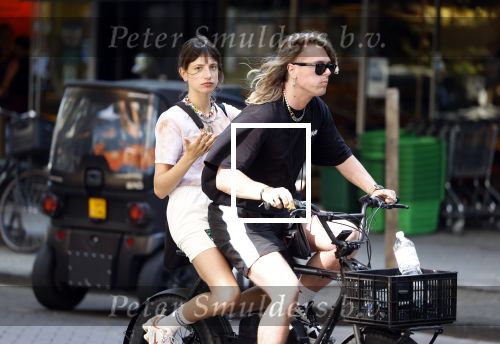 Amsterdam 18 juli 2022
Jordy Huisman met vriendin op electrische fiets
