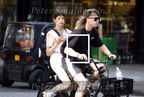 Amsterdam 18 juli 2022
Jordy Huisman met vriendin op electrische fiets