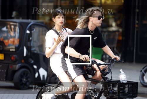 Amsterdam 18 juli 2022
Jordy Huisman met vriendin op electrische fiets