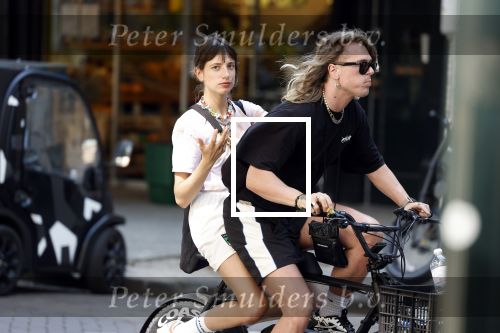 Amsterdam 18 juli 2022
Jordy Huisman met vriendin op electrische fiets