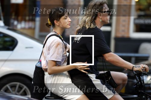 Amsterdam 18 juli 2022
Jordy Huisman met vriendin op electrische fiets