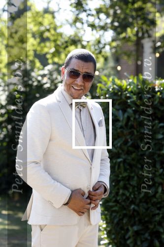 Tilburg 16 juli 2022
Trouwen Steven Brunswijk en zijn vrouw Ayla Guiaux .
Jorgen Raymann trouwde het stel