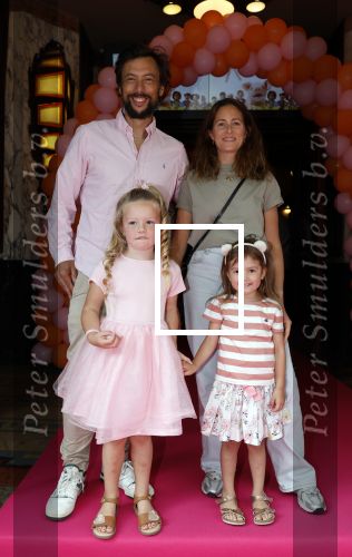 Amsterdam 3 juli 2022
Premiere Knor in Tuschinski.
Cast oa Alex Klaassen Henry v Loon en Jelka v Houten .
Kaja Wolffers met zijn vrouw en kinderen