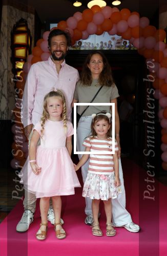 Amsterdam 3 juli 2022
Premiere Knor in Tuschinski.
Cast oa Alex Klaassen Henry v Loon en Jelka v Houten .
Kaja Wolffers met zijn vrouw en kinderen