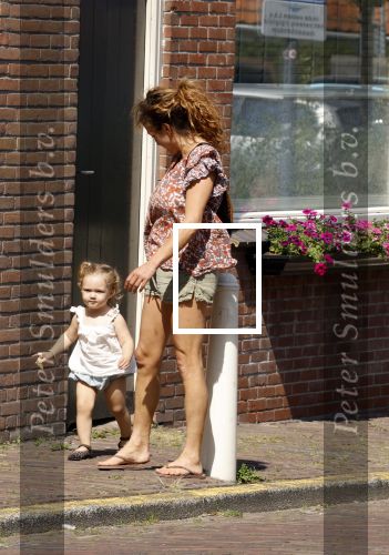 Monnickendam 19 juli 2022
Katja Schuurman met haar dochtertje Coco aan het winkelen