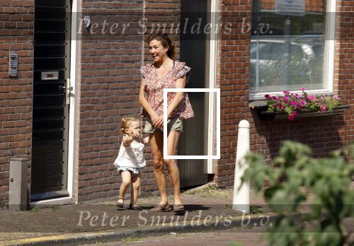 Monnickendam 19 juli 2022
Katja Schuurman met haar dochtertje Coco aan het winkelen