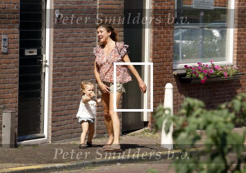 Monnickendam 19 juli 2022
Katja Schuurman met haar dochtertje Coco aan het winkelen