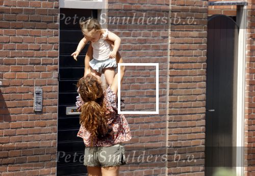 Monnickendam 19 juli 2022
Katja Schuurman met haar dochtertje Coco aan het winkelen