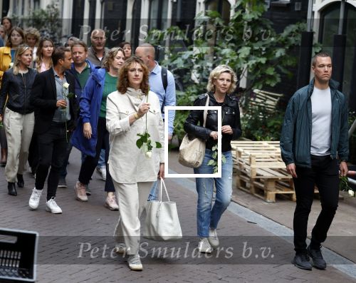 Amsterdam 6 juli 2022
Precies 1 jaar geleden werd op deze plek Peter R de Vries neergeschoten. De redaktie en presentatoren van RTL Boulevard leggen een witte roos neer . OA aanwezig Georgette Schlick Peter v d Vorst Sven Sauve Marieke Elsinga Vivienne v d Assem Aran Bade Jeroen Kijk in de Vegte Arno Kantelberg Eveline Stallaart Clarice Stenger Leon de Ruyter Dries Roelvink en Tim Oliehoek .Kim Koppenol
