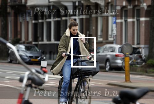 Amsterdam 16 maart 2022
Kim v Kooten op de fiets in Amsterdam zuid