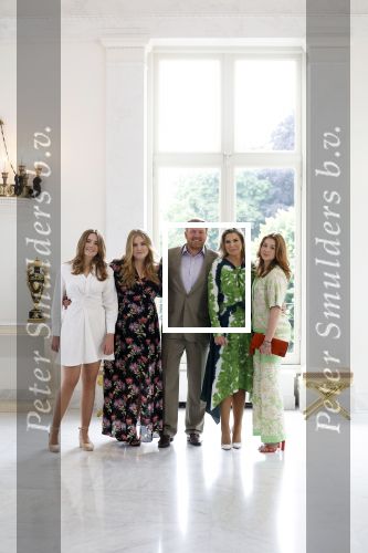 Den Haag 24 juni 2022
Het jaarlijkse fotouurtje in paleis Noordeinde. Aanwezig Koning Willem Alexander Koningin Maxima Prinses Amalia Prinses Alexia en Prinses Ariane