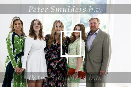 Den Haag 24 juni 2022
Het jaarlijkse fotouurtje in paleis Noordeinde. Aanwezig Koning Willem Alexander Koningin Maxima Prinses Amalia Prinses Alexia en Prinses Ariane
