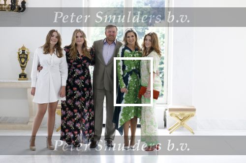 Den Haag 24 juni 2022
Het jaarlijkse fotouurtje in paleis Noordeinde. Aanwezig Koning Willem Alexander Koningin Maxima Prinses Amalia Prinses Alexia en Prinses Ariane