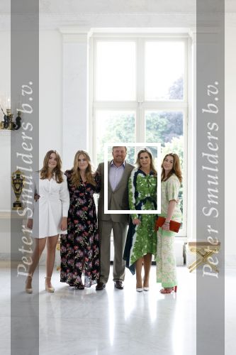 Den Haag 24 juni 2022
Het jaarlijkse fotouurtje in paleis Noordeinde. Aanwezig Koning Willem Alexander Koningin Maxima Prinses Amalia Prinses Alexia en Prinses Ariane