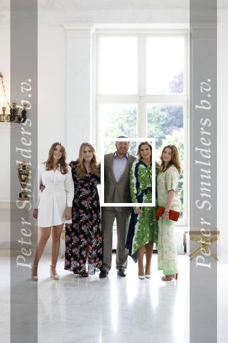 Den Haag 24 juni 2022
Het jaarlijkse fotouurtje in paleis Noordeinde. Aanwezig Koning Willem Alexander Koningin Maxima Prinses Amalia Prinses Alexia en Prinses Ariane